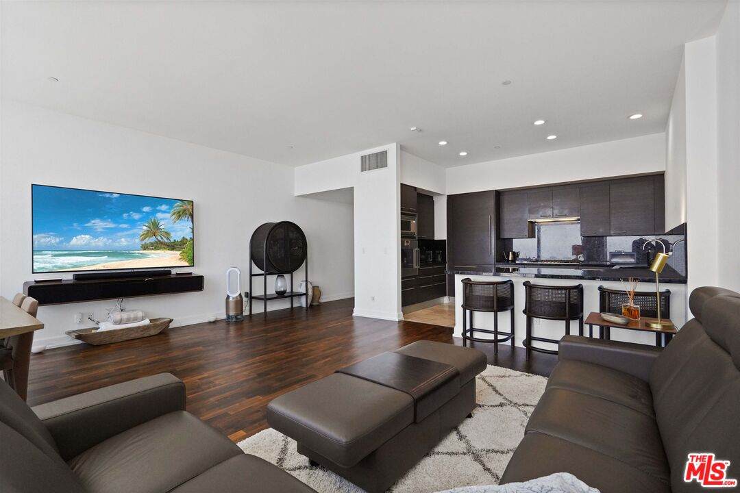 900 Olympic Blvd - Photo 1