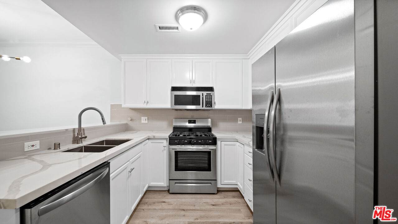 2335 Bentley Ave - Photo 1