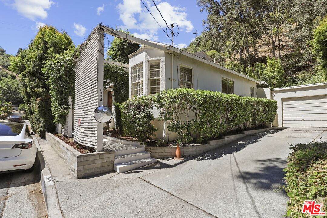 1006 Beverly Glen Blvd - Photo 1
