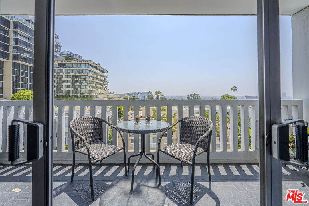 999 Doheny Dr - Photo 1