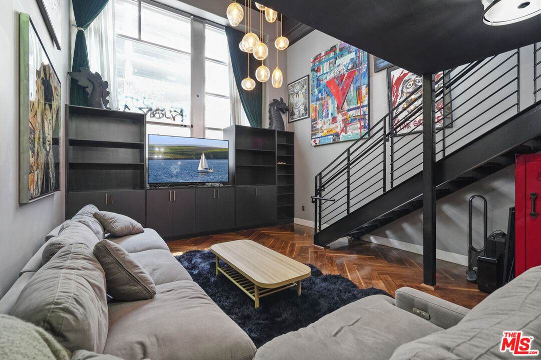 1130 Flower St - Photo 1