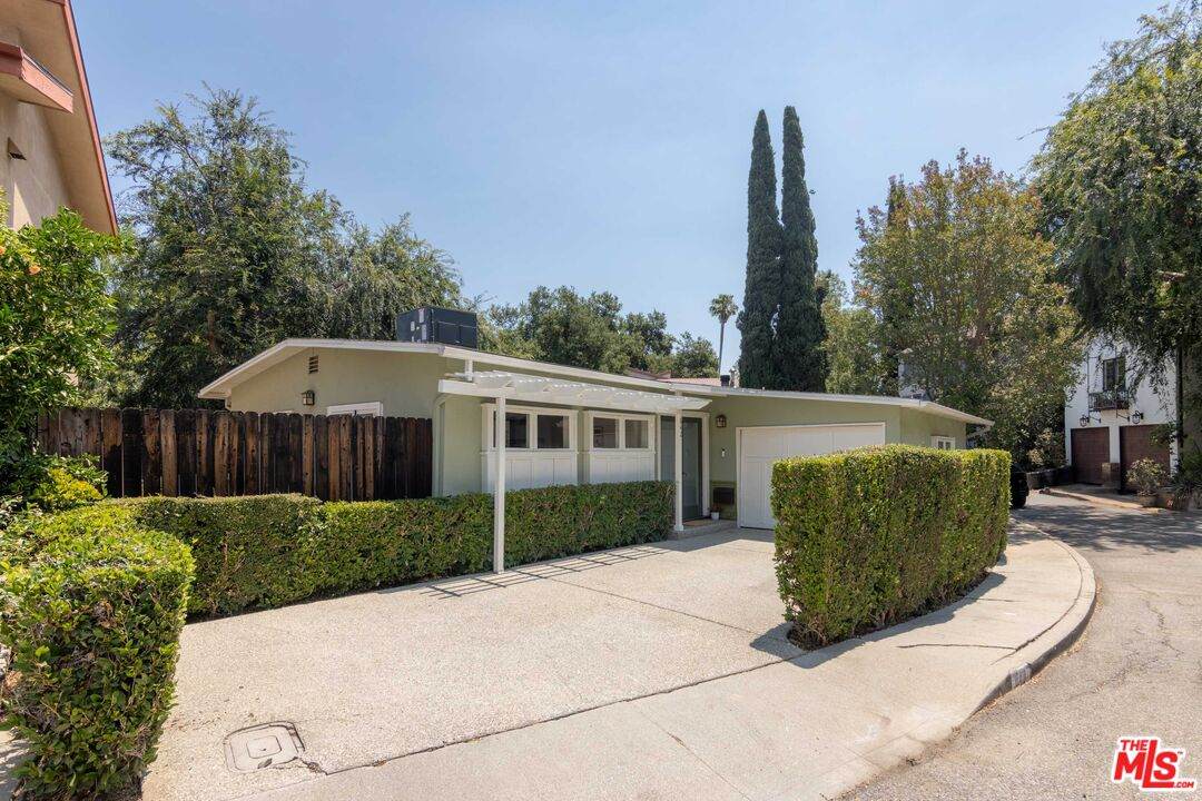 842 Oneonta Dr - Photo 1