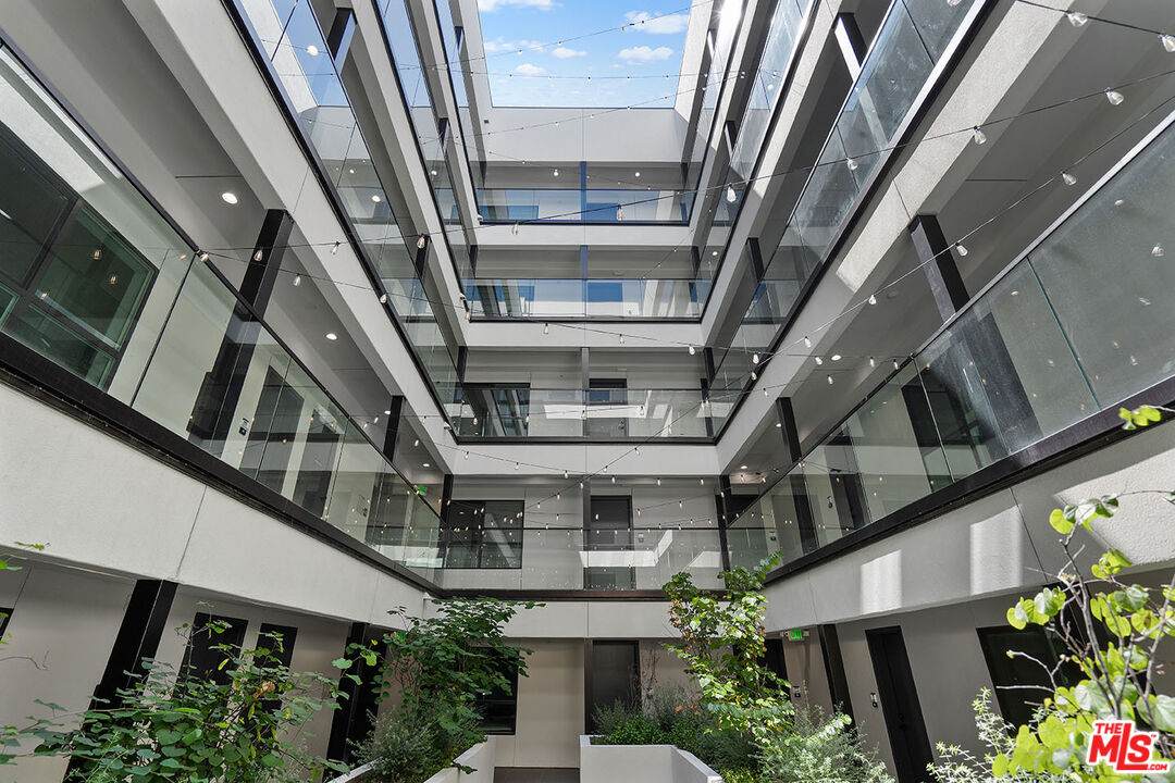 321 Oxford Ave - Photo 1