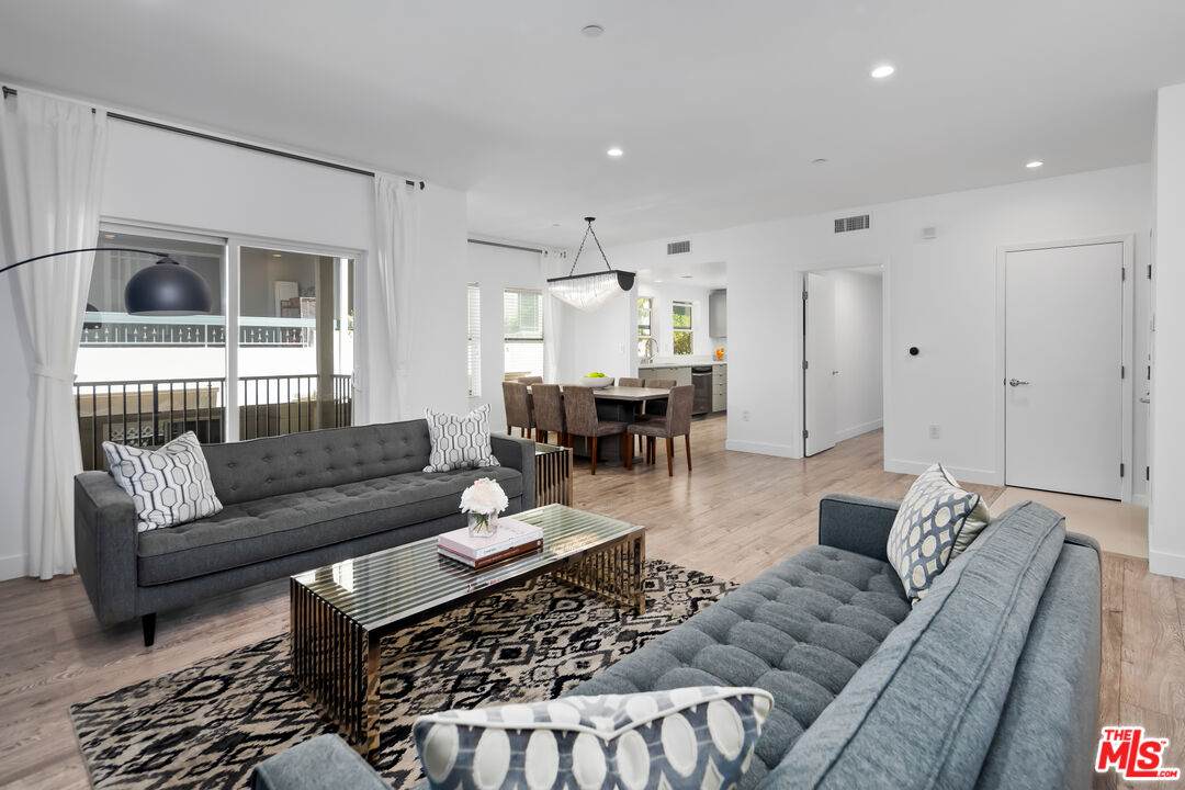 1420 Laurel Ave - Photo 1