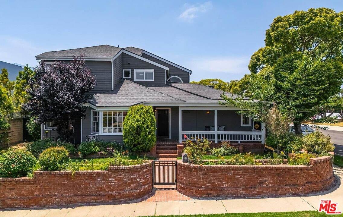 3201 Maplewood Ave - Photo 1