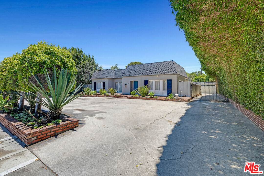 621 Bedford Dr - Photo 1