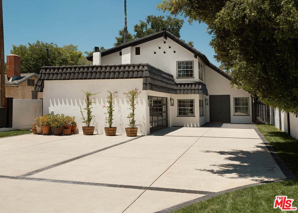 5271 Woodlake Ave - Photo 1