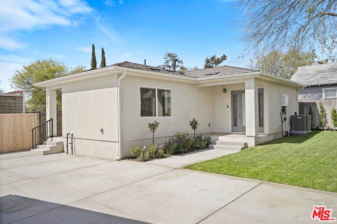 1561 East Elizabeth Street - Photo 1