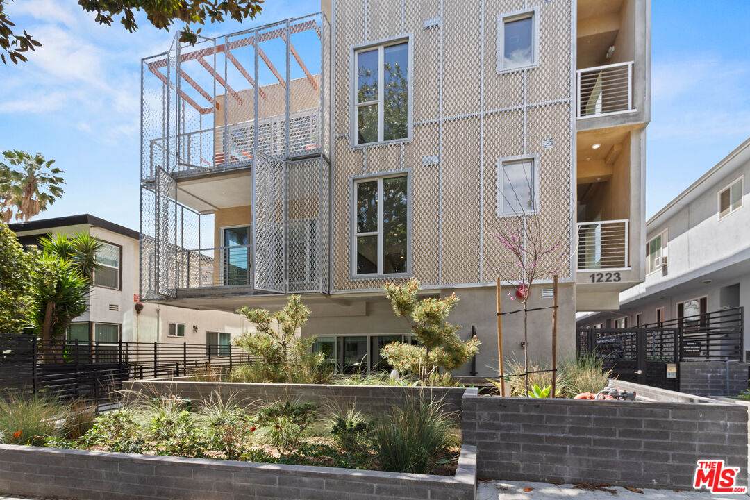 1223 Hayworth Ave - Photo 1