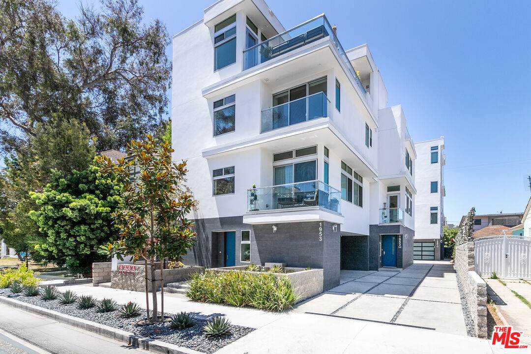 1951 Manning Ave - Photo 1