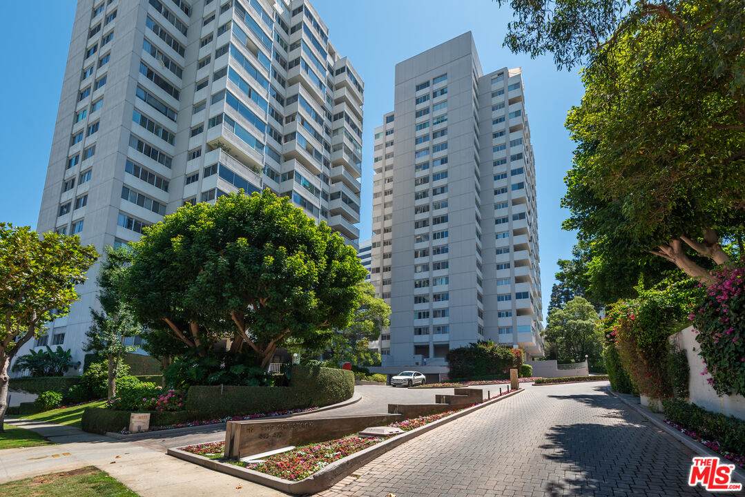 865 Comstock Ave - Photo 1