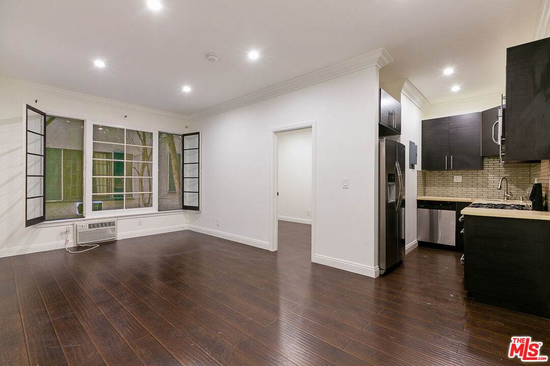7223 Willoughby Ave - Photo 1