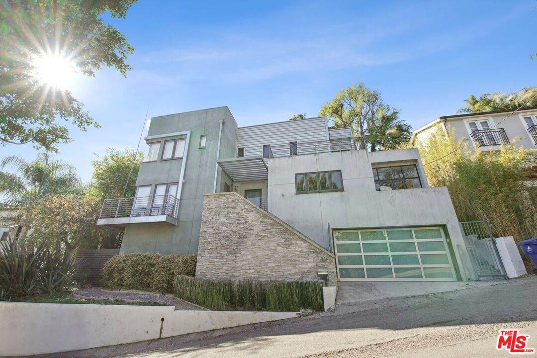 1527 Marmont Ave - Photo 1
