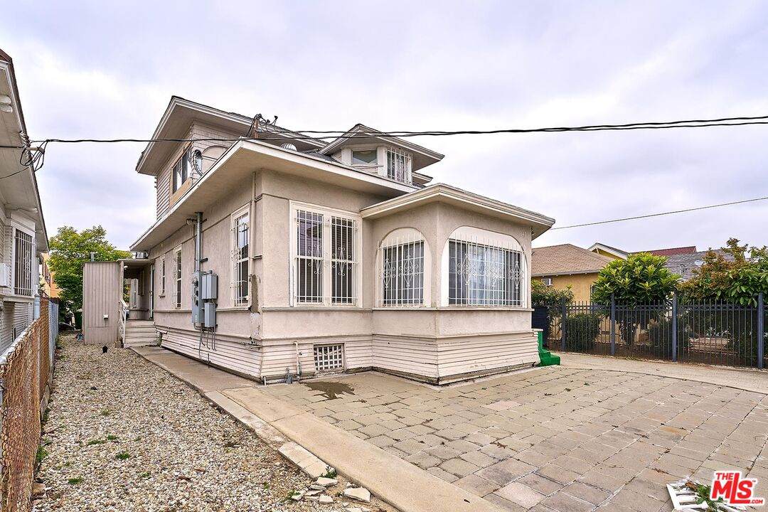1147 Mariposa Ave - Photo 1