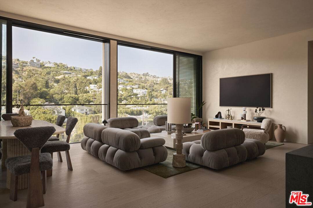 9040 Sunset Blvd - Photo 1