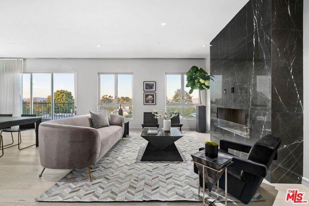 2391 Roscomare - Photo 1