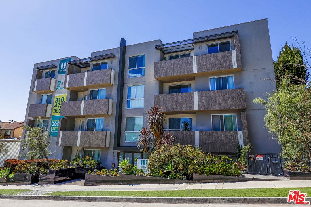 1411 Barry Ave - Photo 1