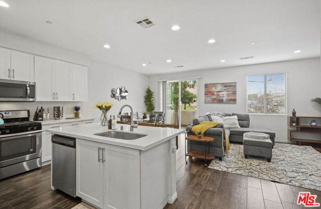 4720 Washington Ave - Photo 1