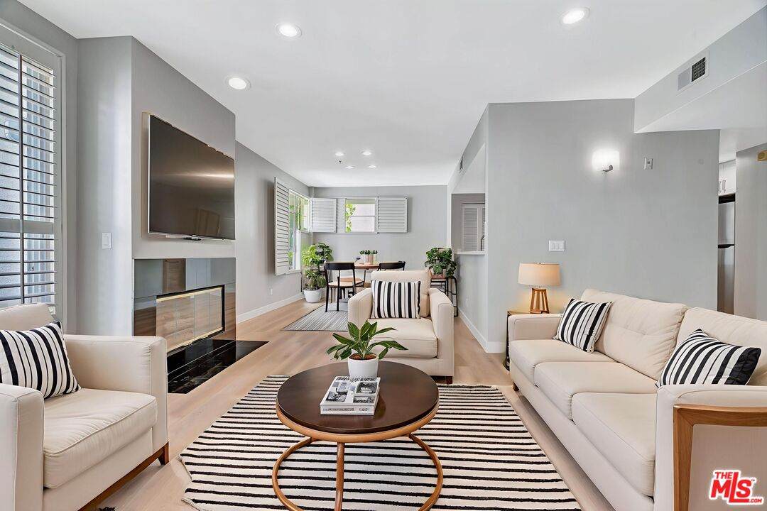 5350 White Oak Ave - Photo 1