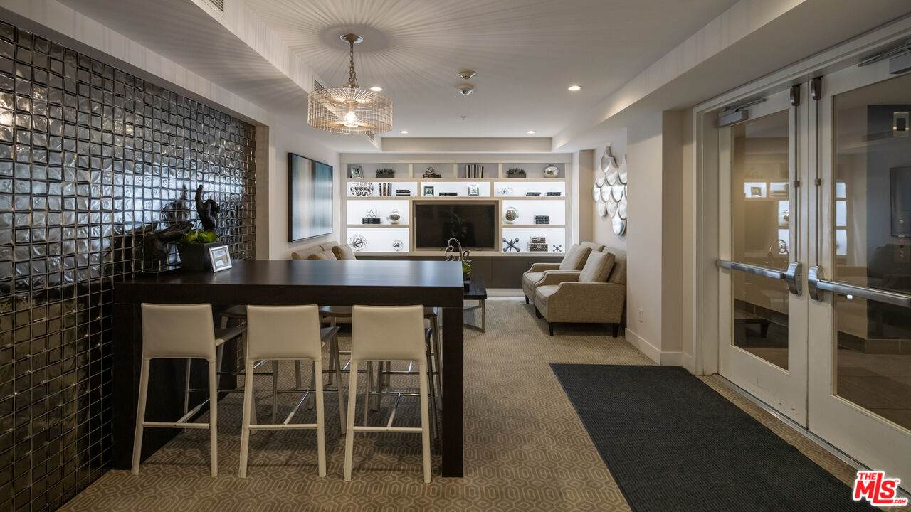 460 Palm Dr - Photo 1