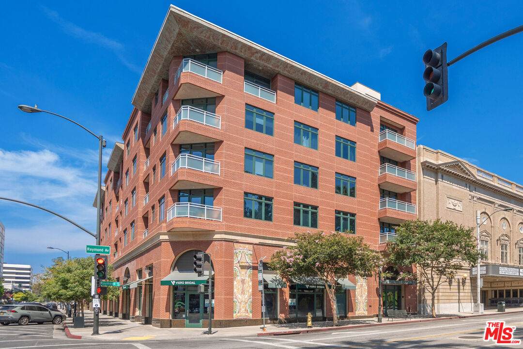 125 Raymond Ave - Photo 1