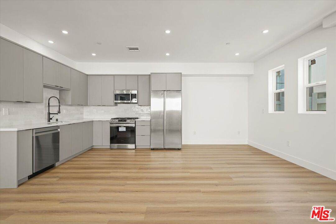 910 Hudson Ave - Photo 1