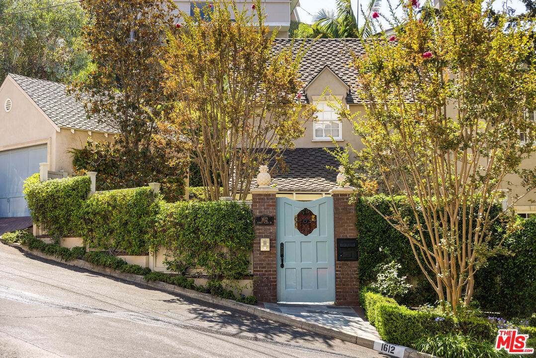 1612 Sunset Plaza Dr - Photo 1