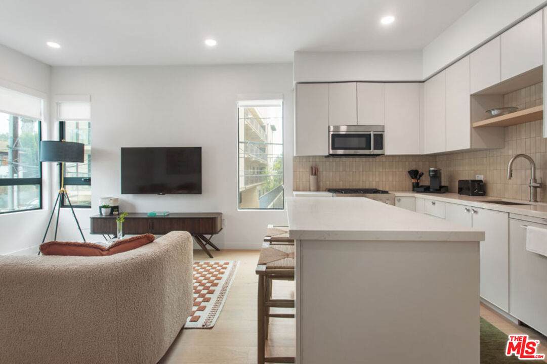 10310 Santa Monica Blvd - Photo 1