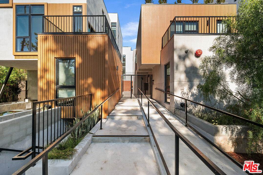 1016 Martel Ave - Photo 1