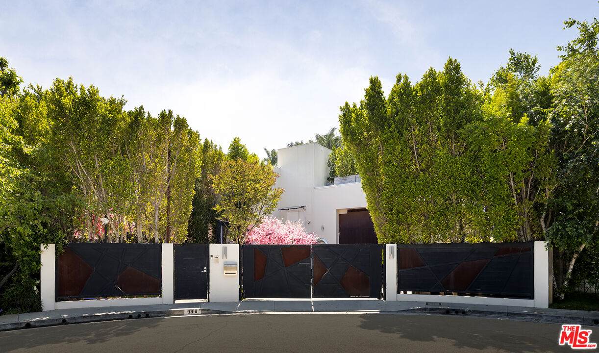 9818 Hythe Ct - Photo 1