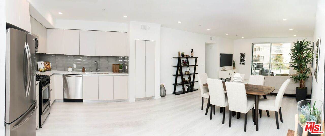 625 Barrington Ave - Photo 1