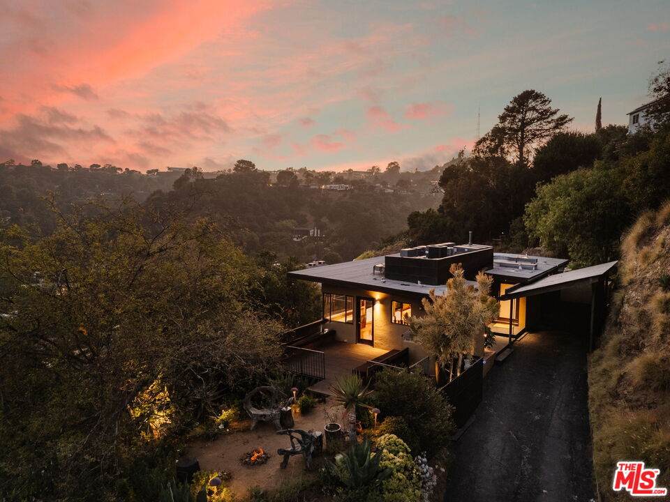 8715 Skyline Dr - Photo 1