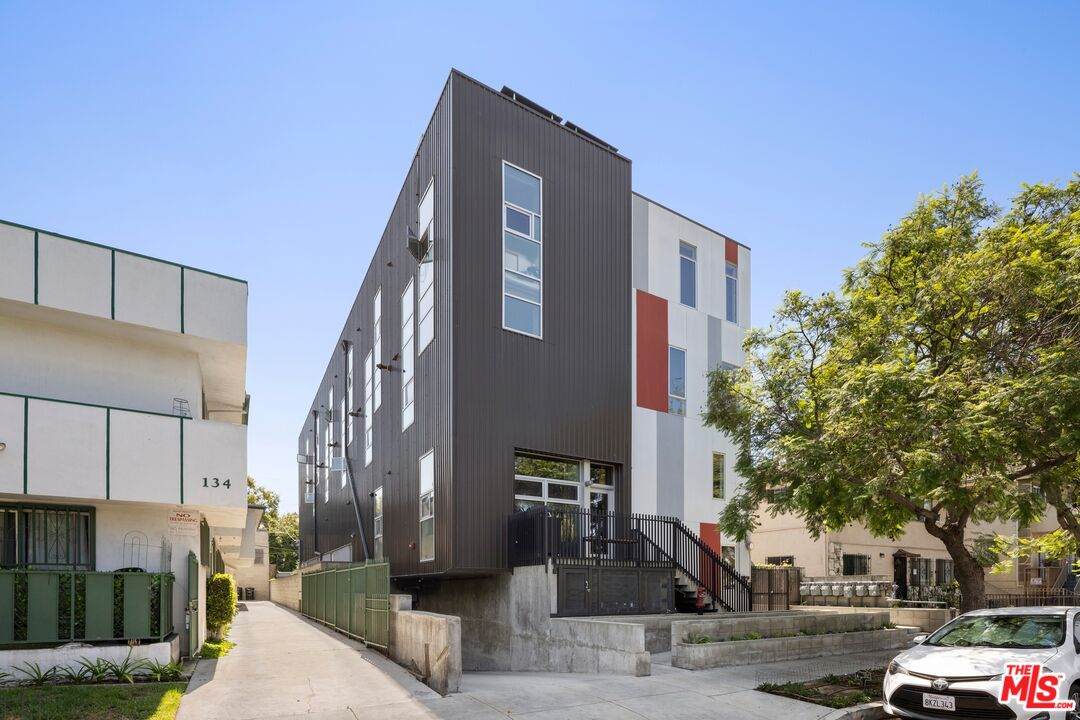 140 Gramercy Pl - Photo 1