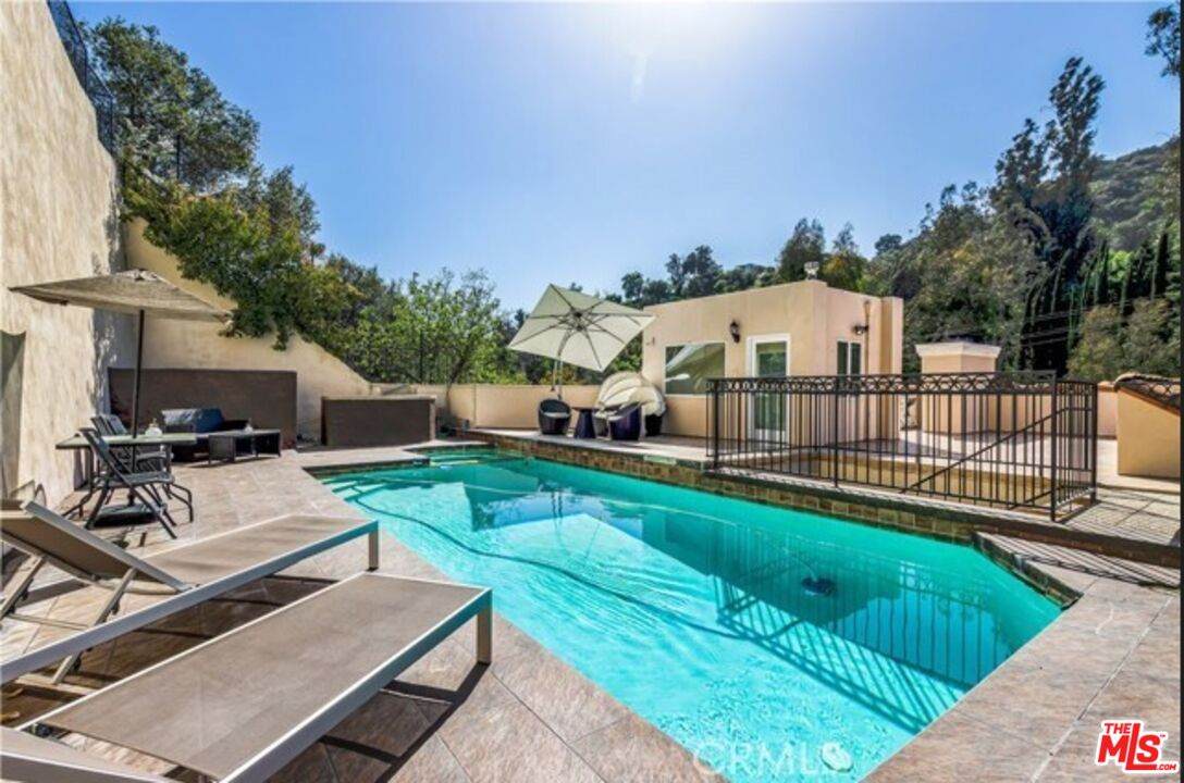 2328 Benedict Canyon Dr - Photo 1