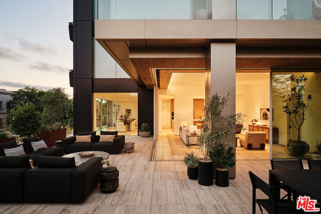 8899 Beverly Blvd - Photo 1