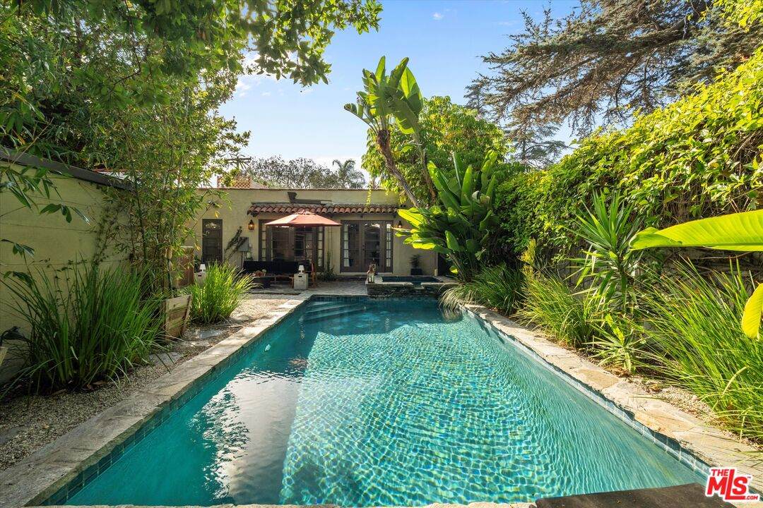 404 Kings Rd - Photo 1