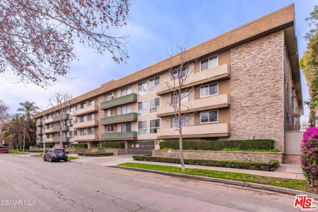 525 Sycamore Ave - Photo 1