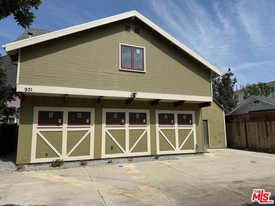 929 23rd St - Photo 1