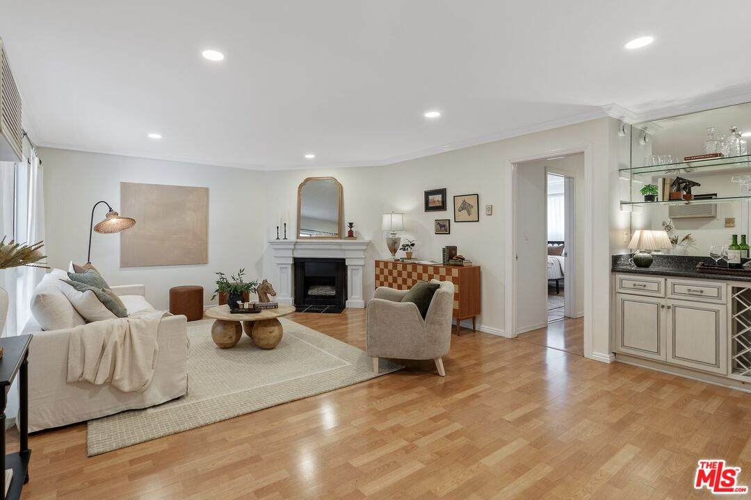 837 West Knoll Dr - Photo 1