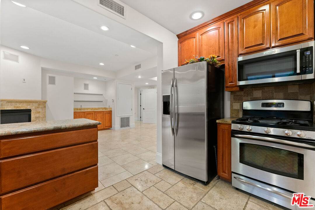 16123 Sunset Blvd - Photo 1