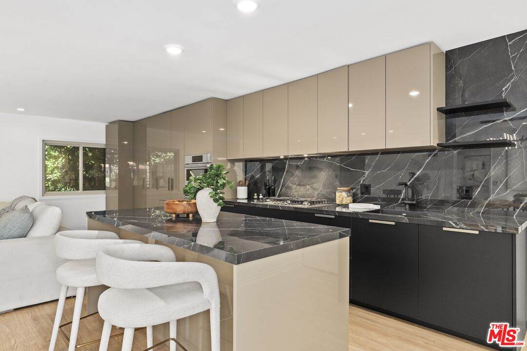 1233 Laurel Ave - Photo 1