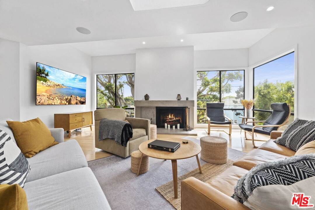 2607 2nd St - Photo 1