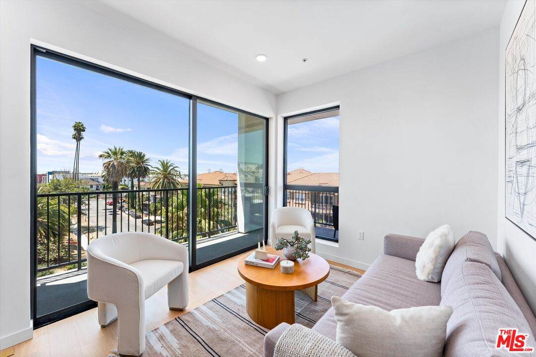 904 New Hampshire Ave - Photo 1