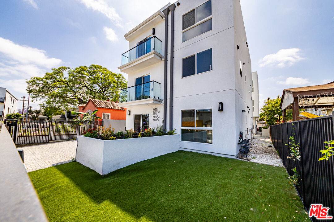 2055-1/2 Garth Ave - Photo 1