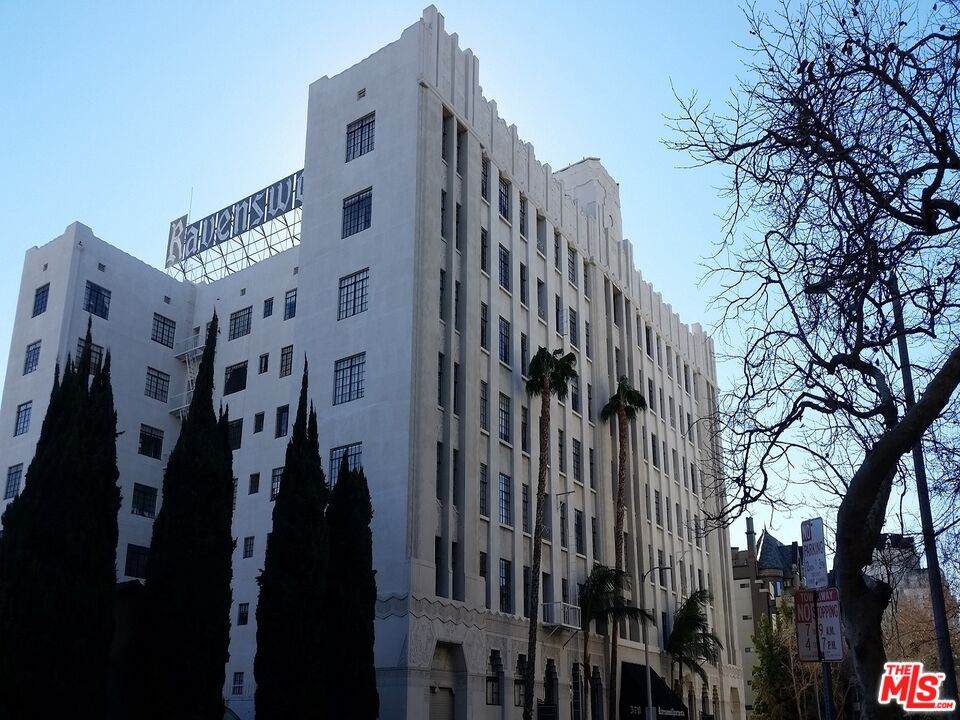 570 Rossmore Ave - Photo 1