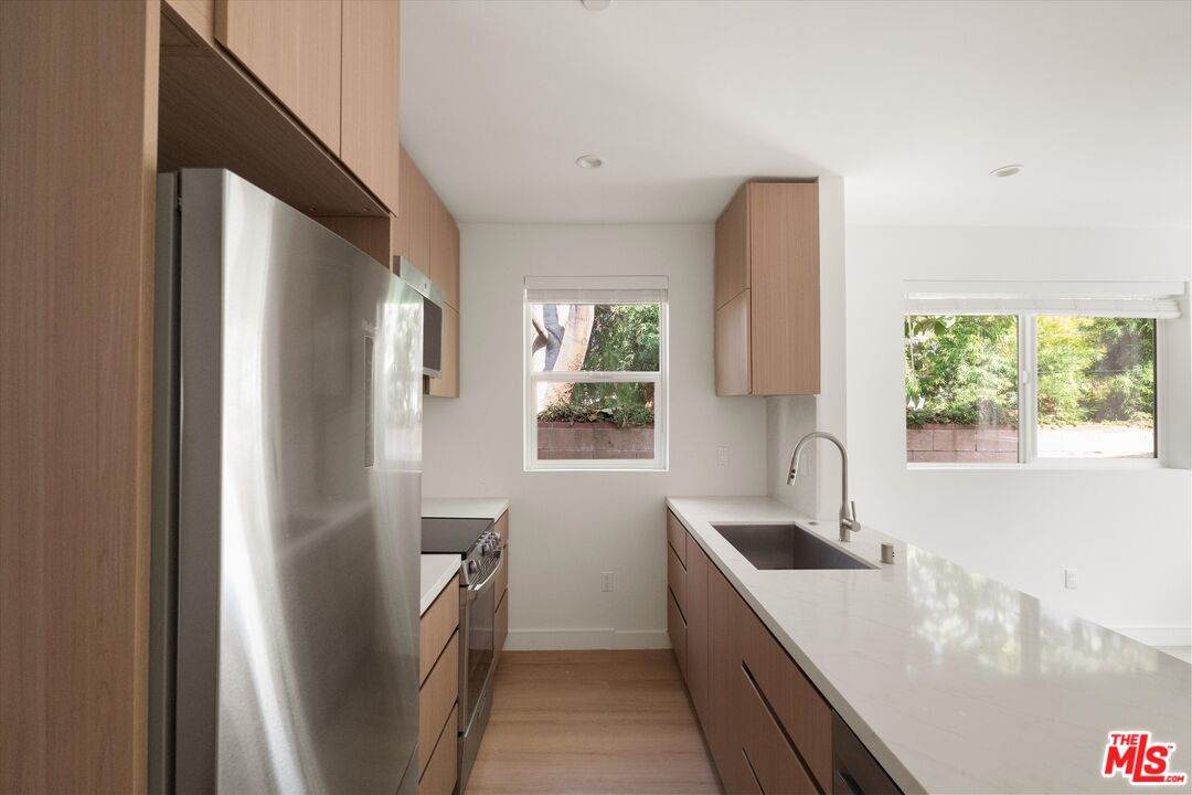 15209 Morrison St - Photo 1