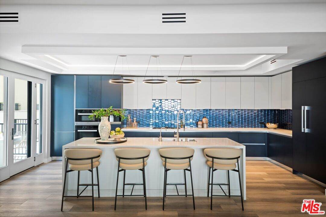 160 La Peer Dr - Photo 1