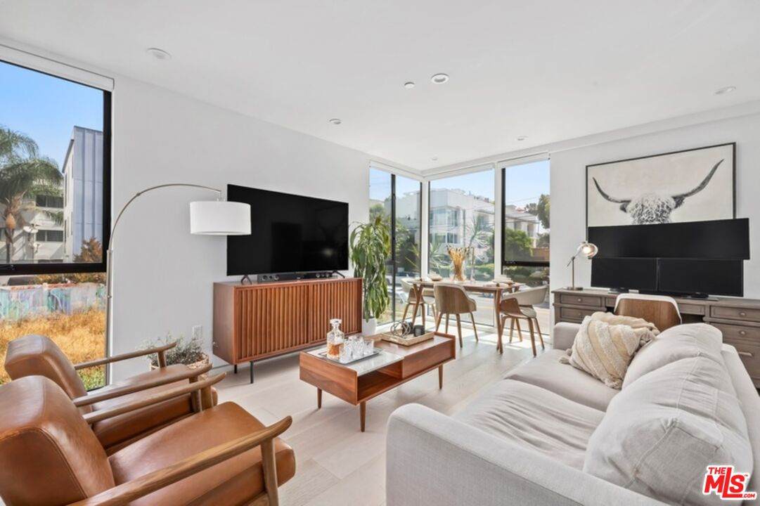 1243 Gower St - Photo 1