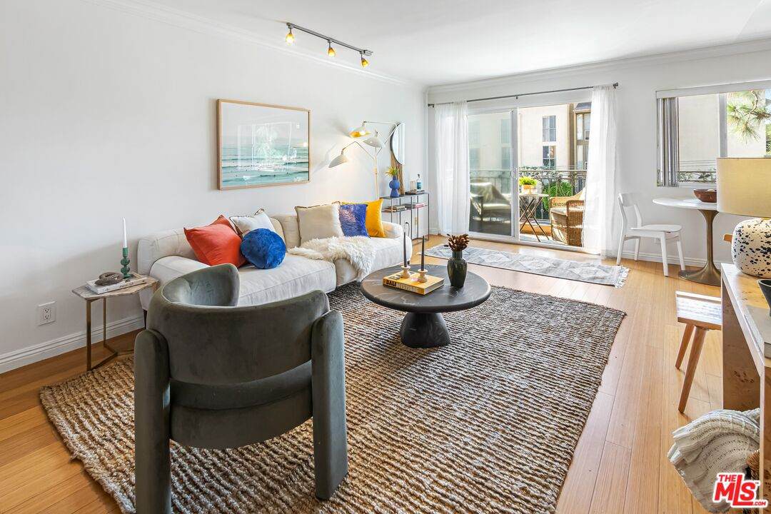 1154 Barrington Ave - Photo 1