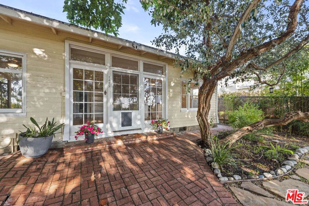 2429 Beverley Ave - Photo 1